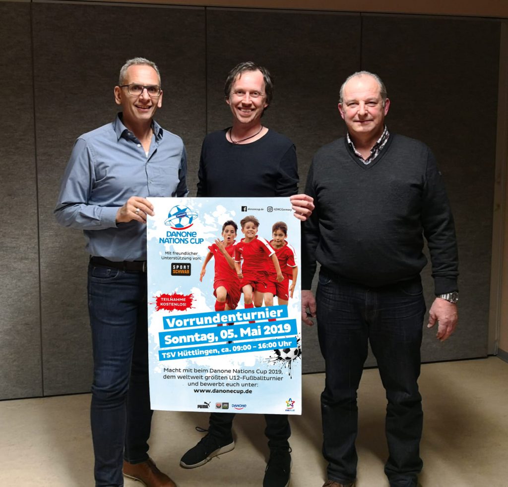 Sie haben den Danone Nations Cup erneut nach Hüttlingen geholt: TSV-Abteilungsleiter Helmut Winter (l.), sein Stellvertreter Norbert Schneider (r.) und Sport Schwab-Chef Thomas Olschewski (m.). (Foto: TSV) 